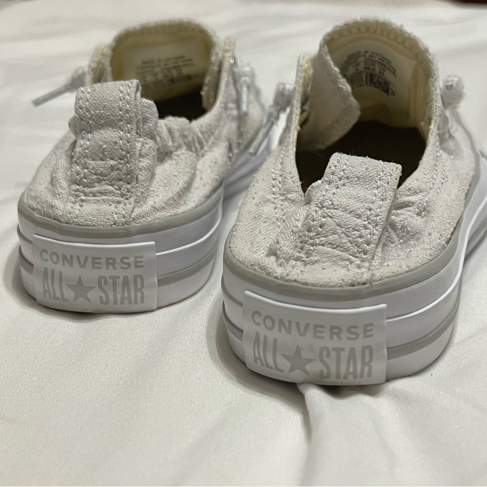 😊 3/$15 Like New - Gray/silver Converse/Chuck Taylors 😊 3/$15